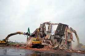 V sobotu se úřady pustili do demolice. Majitelé prý přistoupili na výši odškodného.